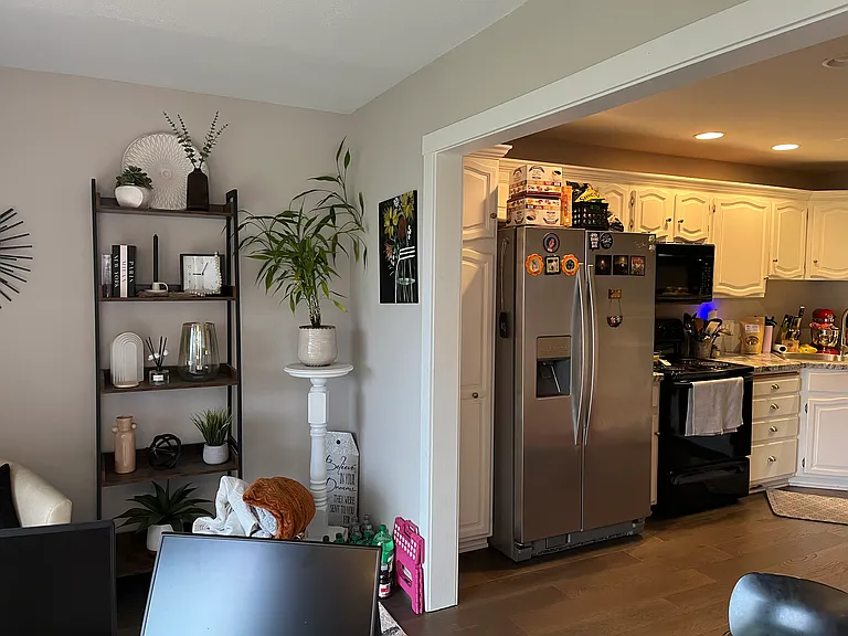 1351 Lauderdale Pl — Photo 2