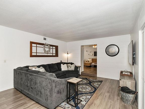 3rd image of 1019 W Norwich Ave