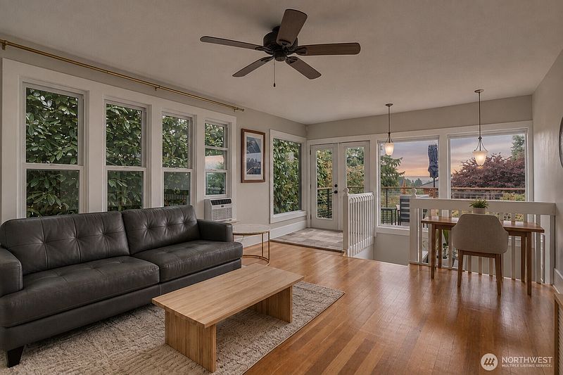 4th image of 4732 45th Avenue SW