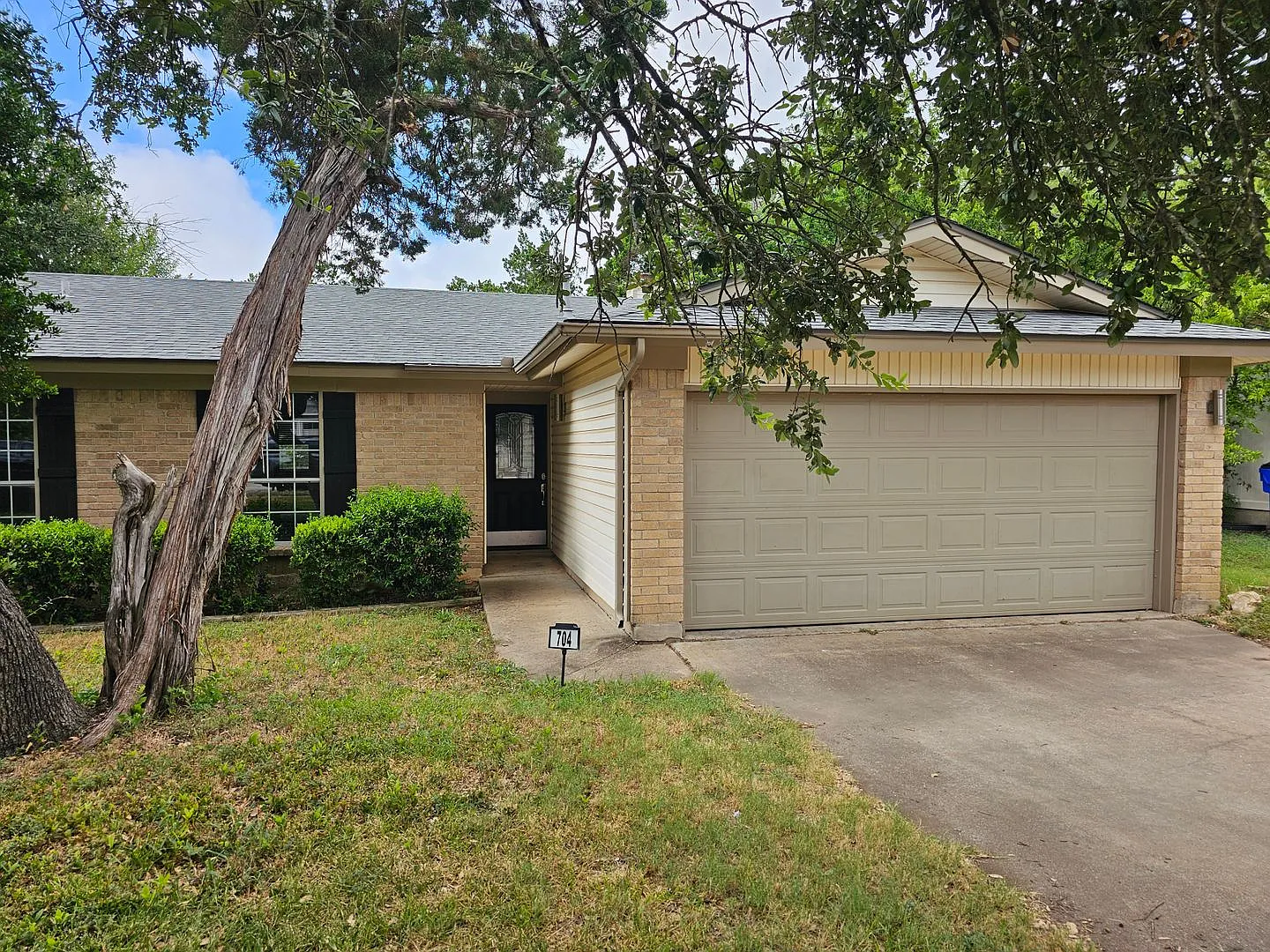 Lovely 3/2 in a great location! — Photo 2