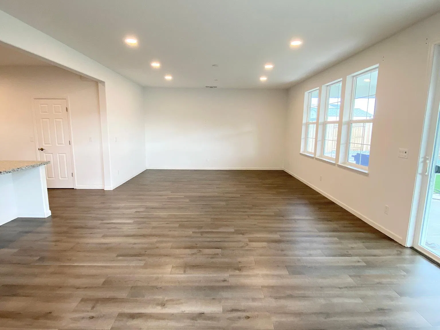 4 bed, 2127 sqft, $3,400 — Photo 2