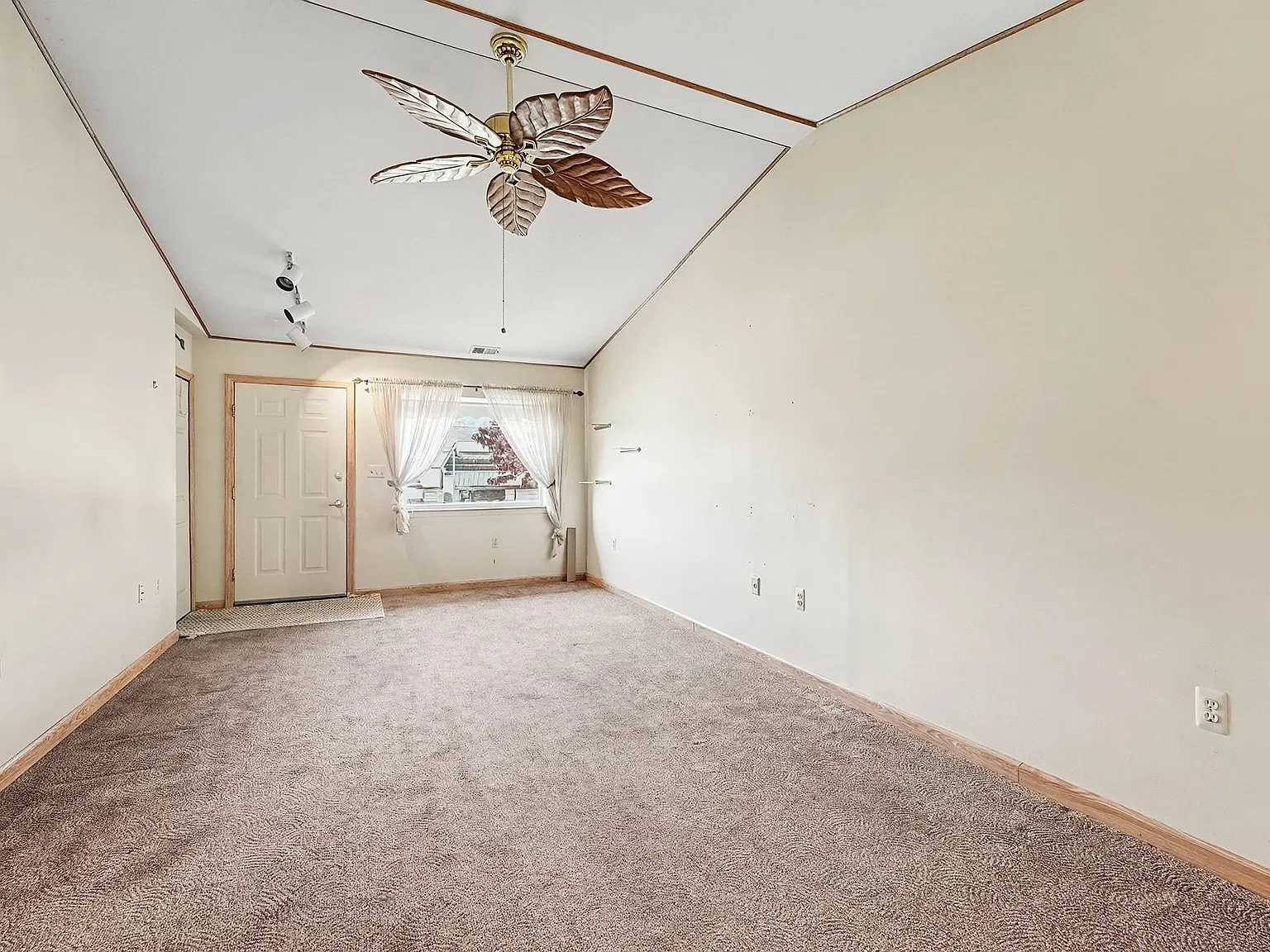2 bed, 831 sqft, $1,350 — Photo 3