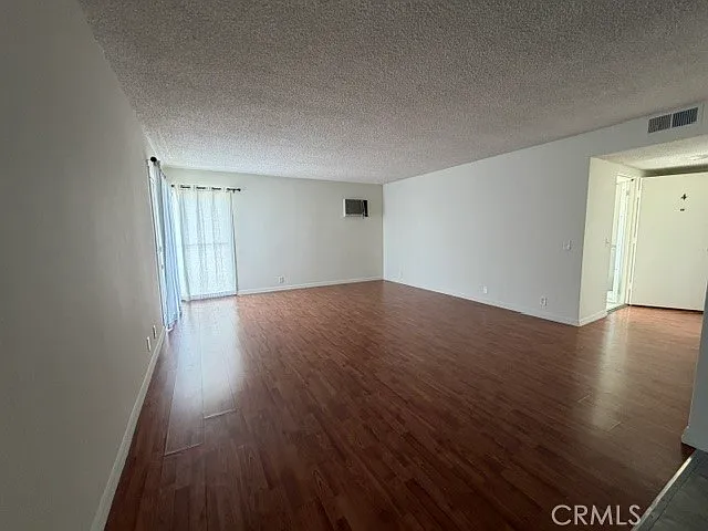 3 bed, 2.0 bath, 2500 sqft, $4,000 — Photo 3