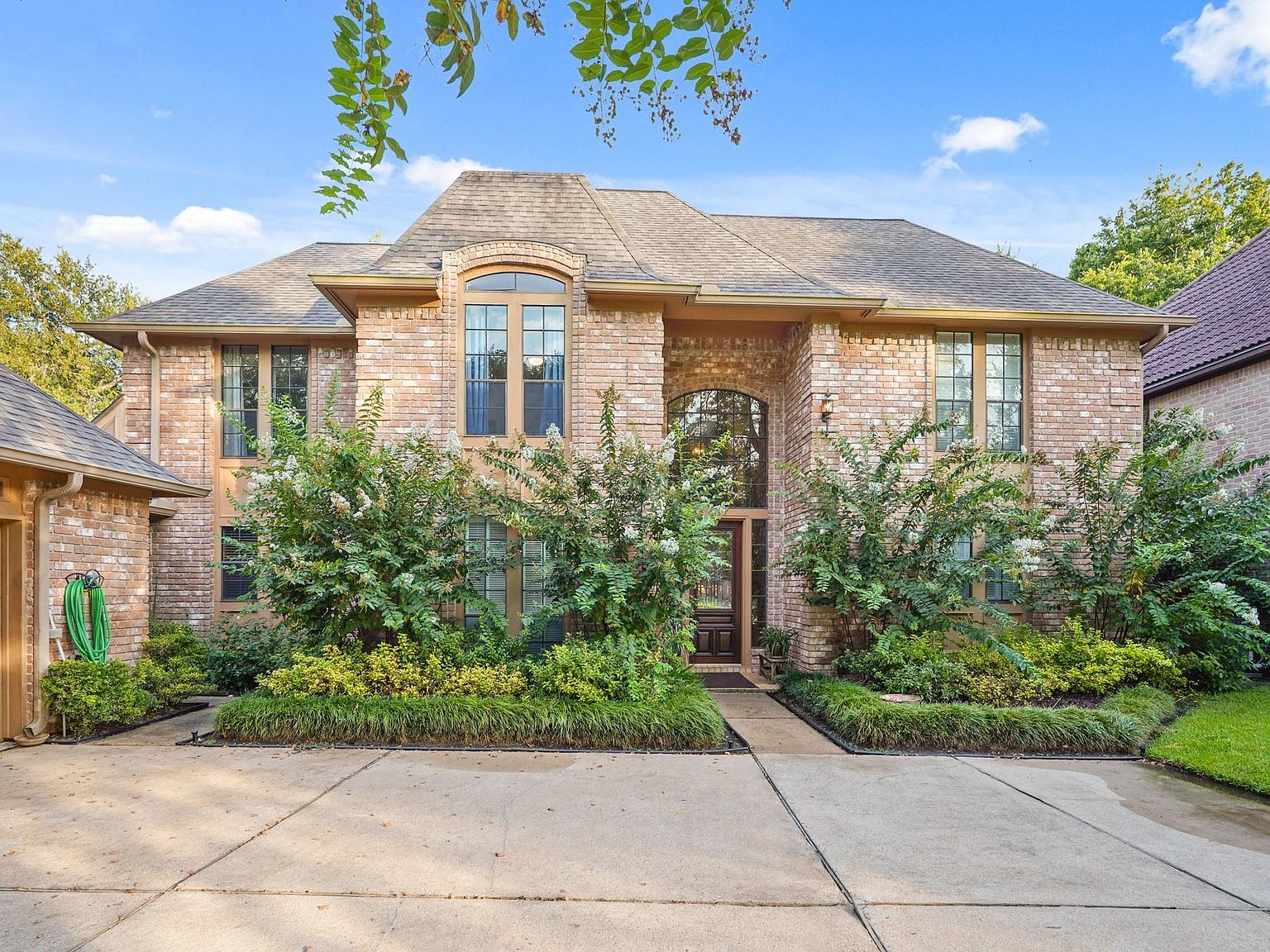 1607 S Hearthside Dr