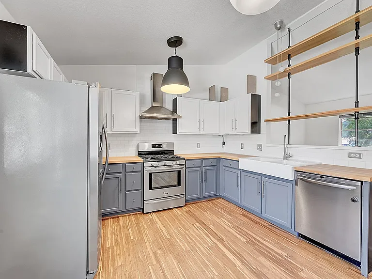1560 Bain Dr — Photo 9
