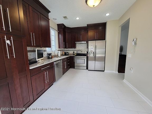 5th image of 18 Cedar Village Blvd