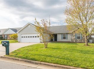 825 Pecan Ridge Cir, Kernersville, NC 27284