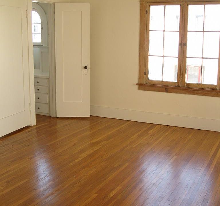 5332 1/2- living room