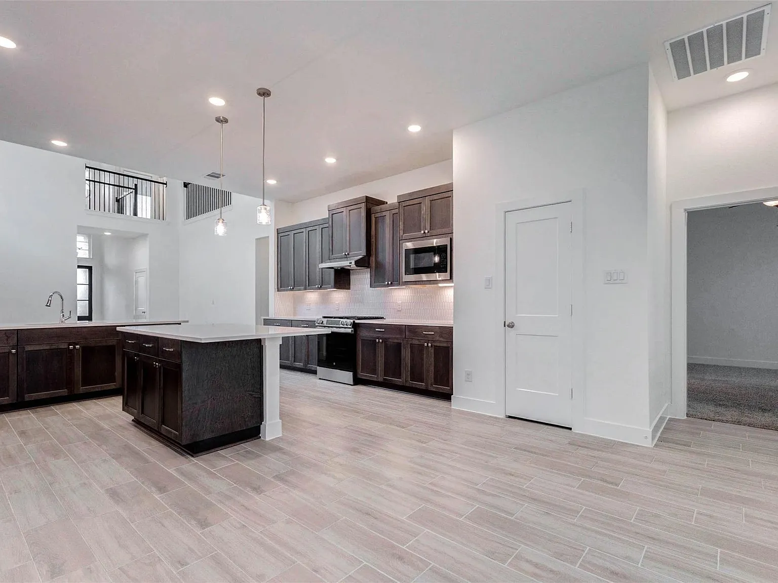 4 bed, 3.0 bath, 3029 sqft, $4,200 — Photo 4