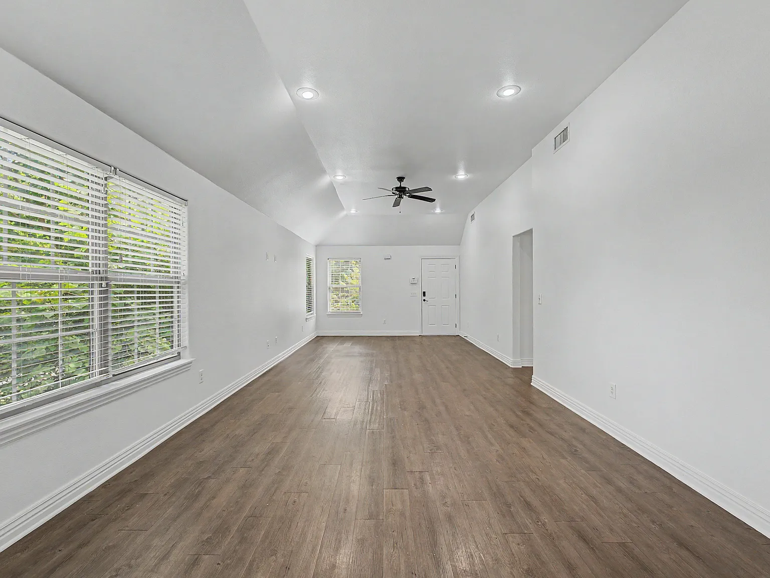 4 bed, 1392 sqft, $1,999 — Photo 4