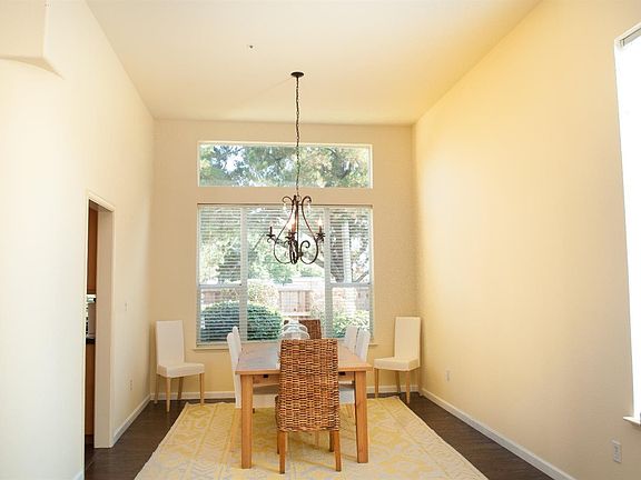 3rd image of 1463 Gordon Dr