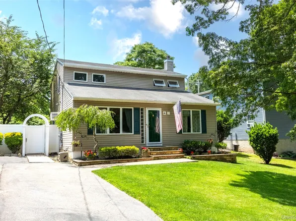 4 Awixa Place, Selden, NY 11784