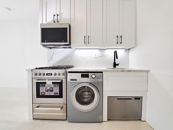 5th image of 750 Washington Ave APT 3LR