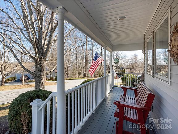 3rd image of 108 Carriage Walk Ln