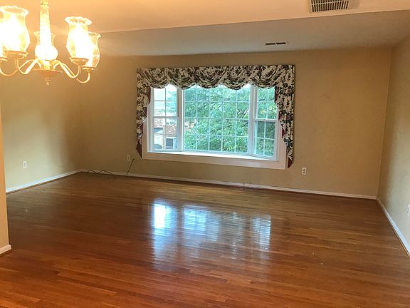 3rd image of 124 Oxford Sq
