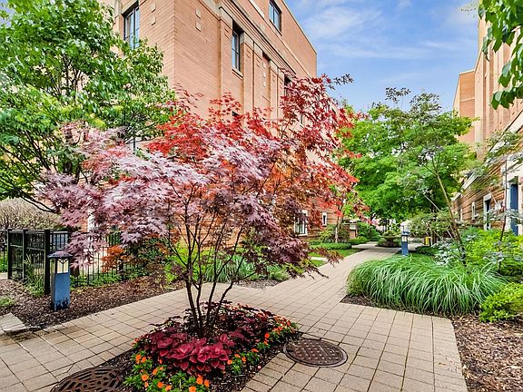 2nd image of 1137 W Monroe St Unit 9