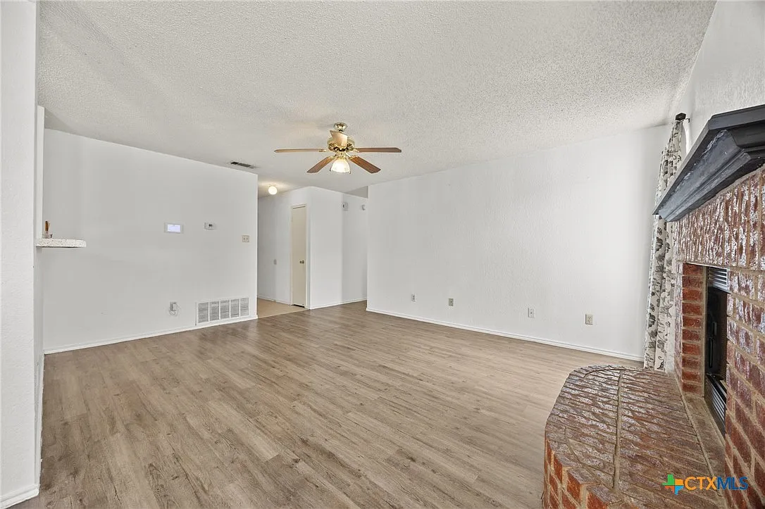 3 bed, 2.0 bath, 1110 sqft, $1,400 — Photo 4