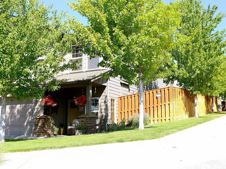 1st image of 555 NE Brookstone Dr