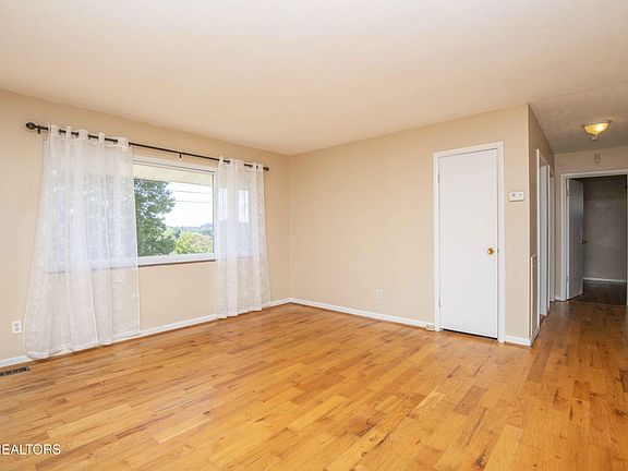 4th image of 3039 Dow Dr