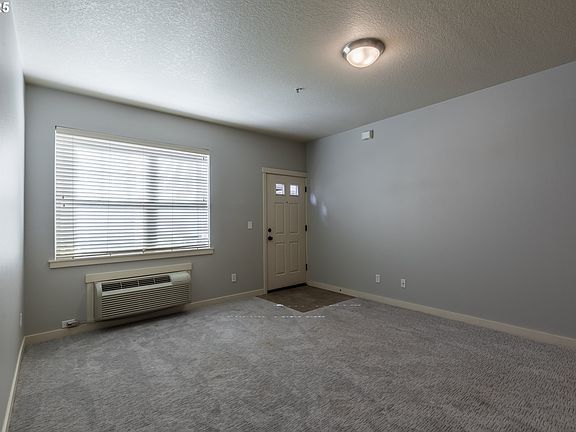 4th image of 654 NE Garswood Ln