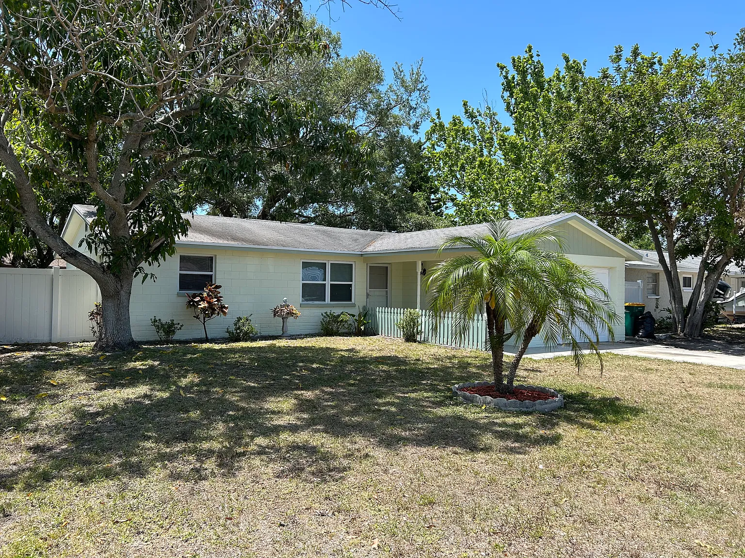 3 bed, 946 sqft, $1,870 — Photo 2