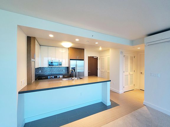 kitchen & bar