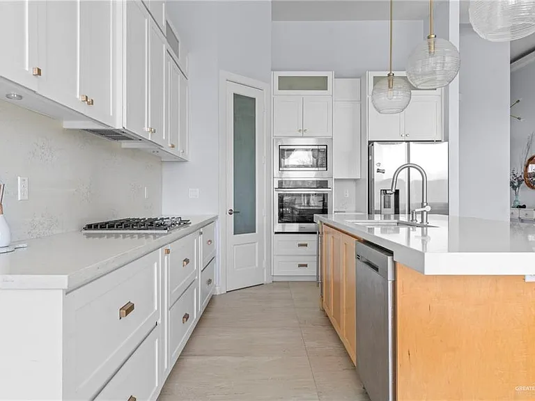 2214 E 6th St — Photo 5