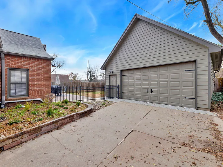 427 N Battin Ave — Photo 97