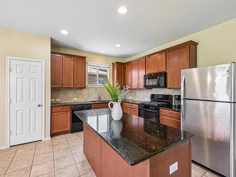 140 Lynn Crest Bnd — Photo 5