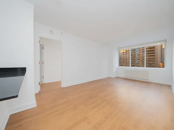 140 Riverside Boulevard image 1 of 27