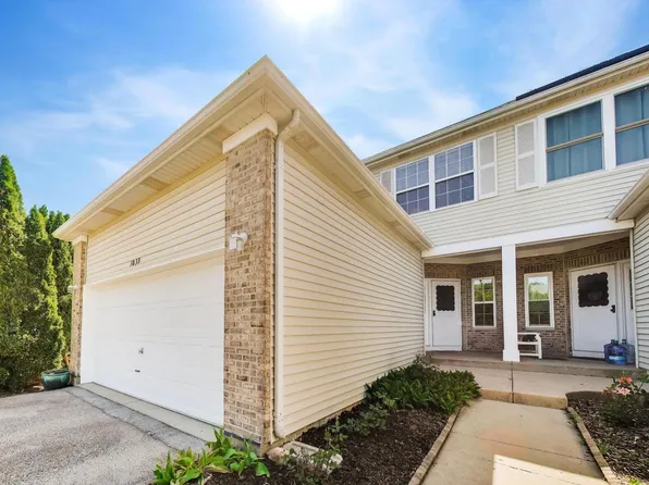 1039 Viewpoint Dr, Lake In The Hills, IL 60156