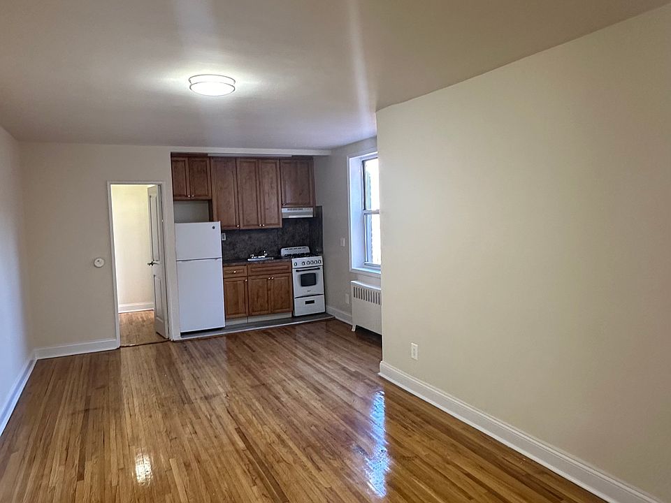 1st image of 14336 Barclay Ave APT 4A