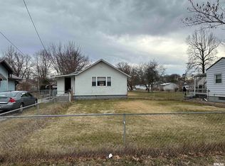 1116 E Esther St, Taylorville, IL 62568