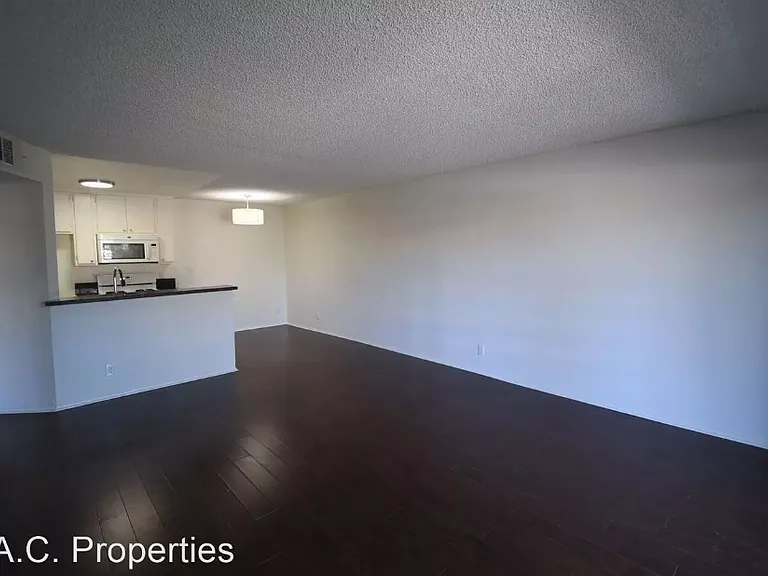 11760 Hamlin St — Photo 10