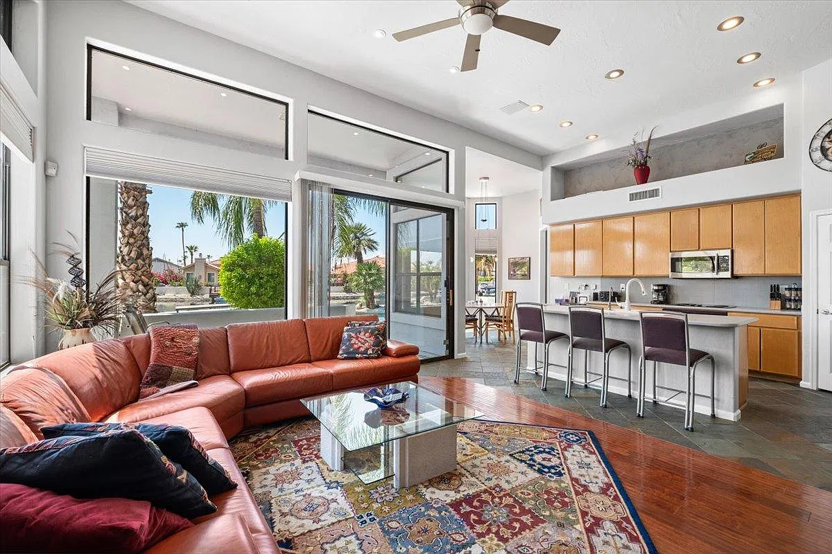 3 bed, 2428 sqft, $10,000 — Photo 3