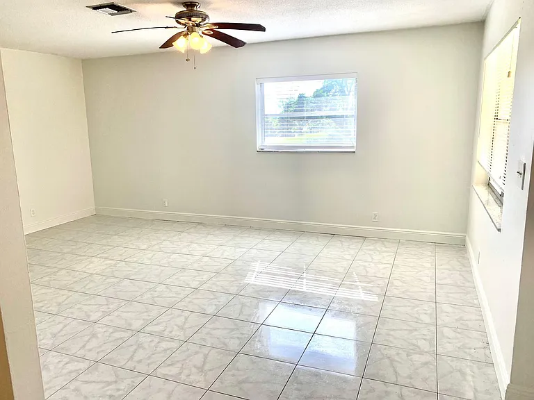 260 NW 19th St #27 — Photo 11
