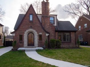 725 Lincoln Rd, Grosse Pointe, MI 48230