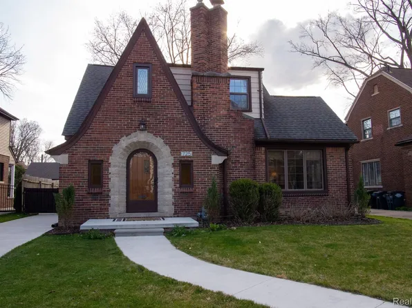 725 Lincoln Rd, Grosse Pointe, MI 48230