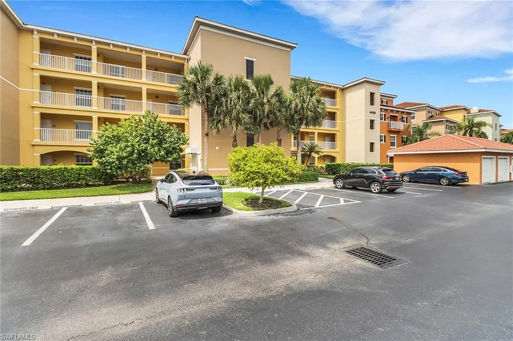 2 bed, 2.0 bath, 1246 sqft, $3,500 — Photo 2