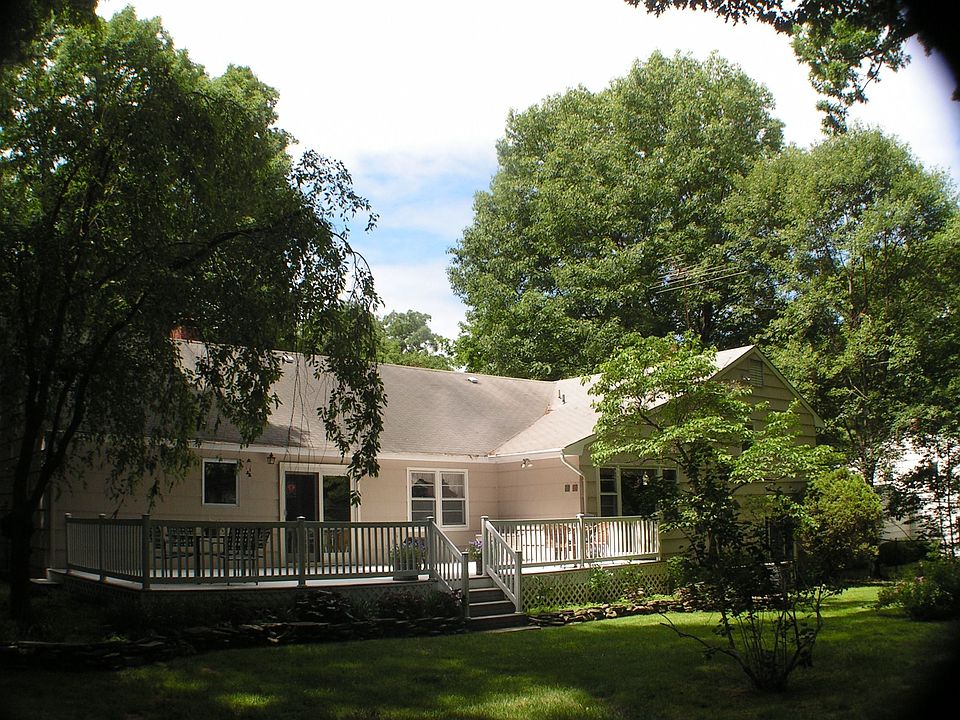 2nd image of 15 Murphy Cir
