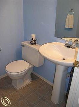 Auburn Ln half bath.jpg