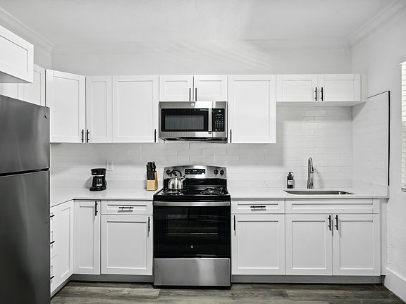 5th image of 806 E Chelsea St Unit 4