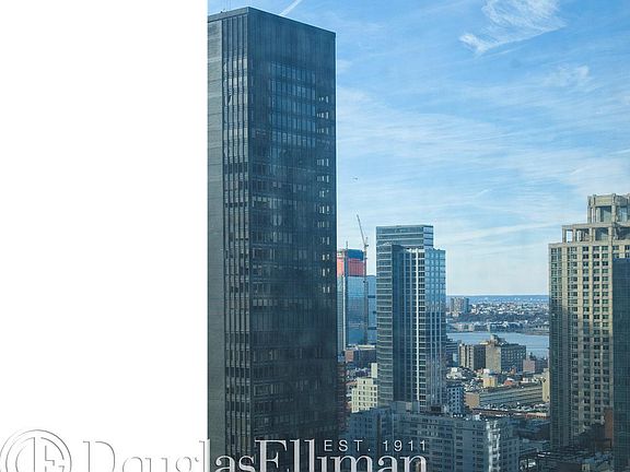 2nd image of 150-156 W 56th St APT 3111