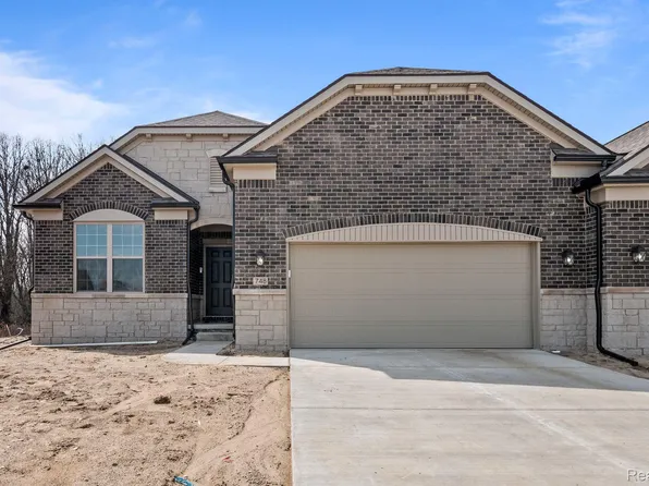 748 W Spaniel Dr, Ann Arbor, MI 48108