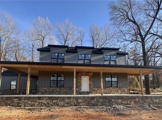 1902 N Double Springs Rd, Fayetteville, AR 72704