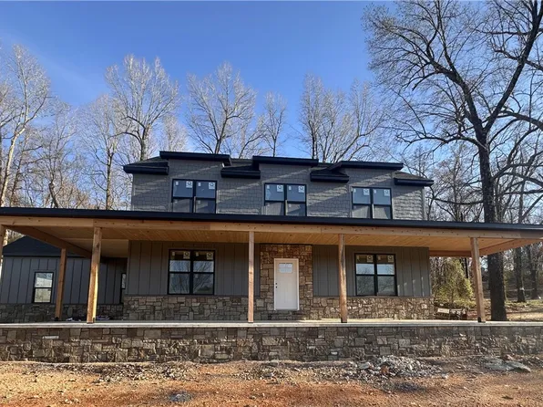 1902 N Double Springs Rd, Fayetteville, AR 72704