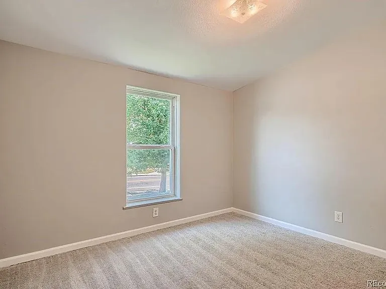 970 Moss St — Photo 12