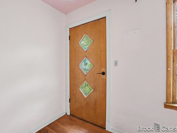 5th image of 1442 Norwich Ave