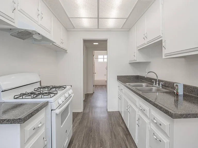 Castilian and Cordova Apartment Homes — Photo 20