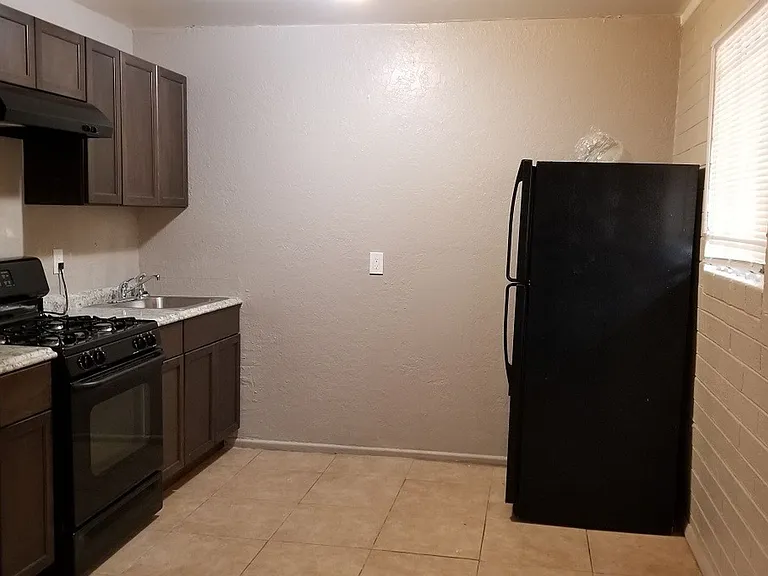 1514 E Adams St — Photo 2